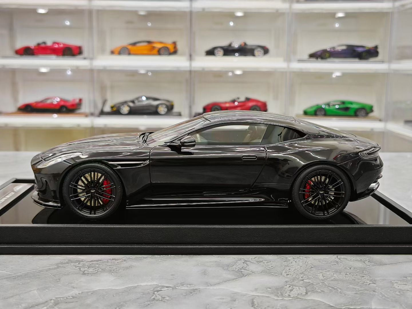 MH 1/18 Aston Martin DB12 COUPE