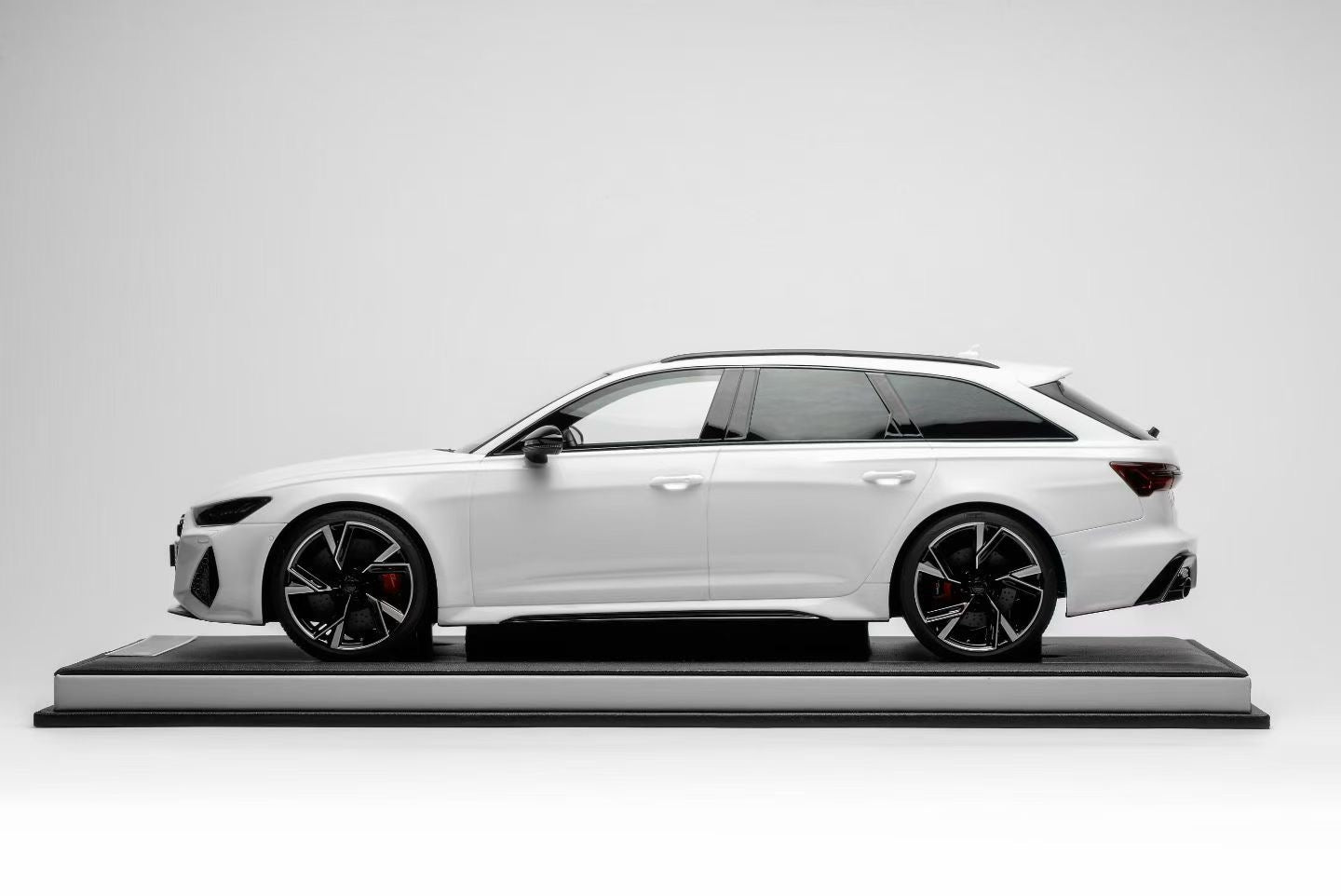 MOTORHELIX 1/12 Audi RS6 Avant 2021 (C8) resin car model