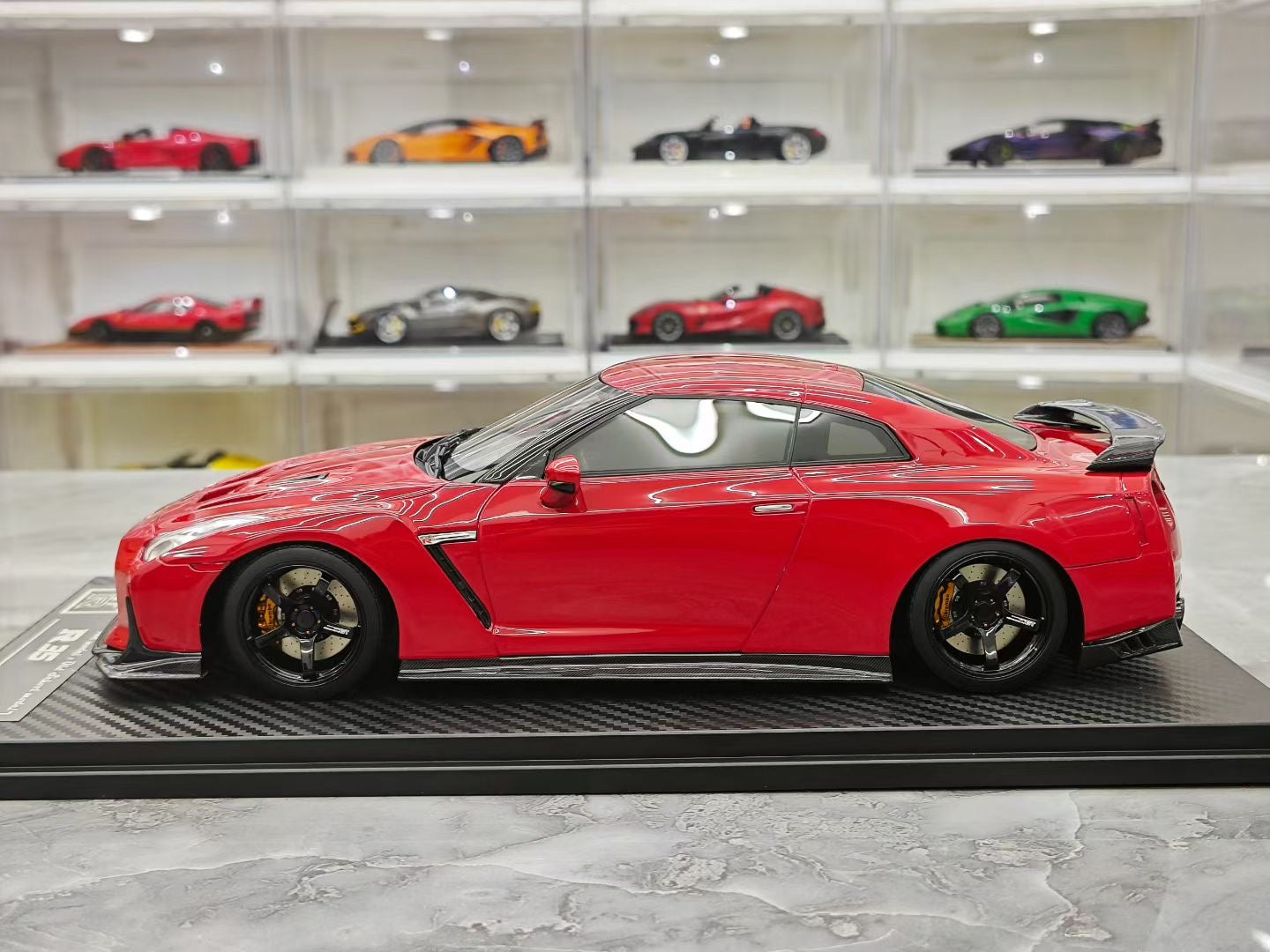 One model 1/18 Nissan GT-R R35