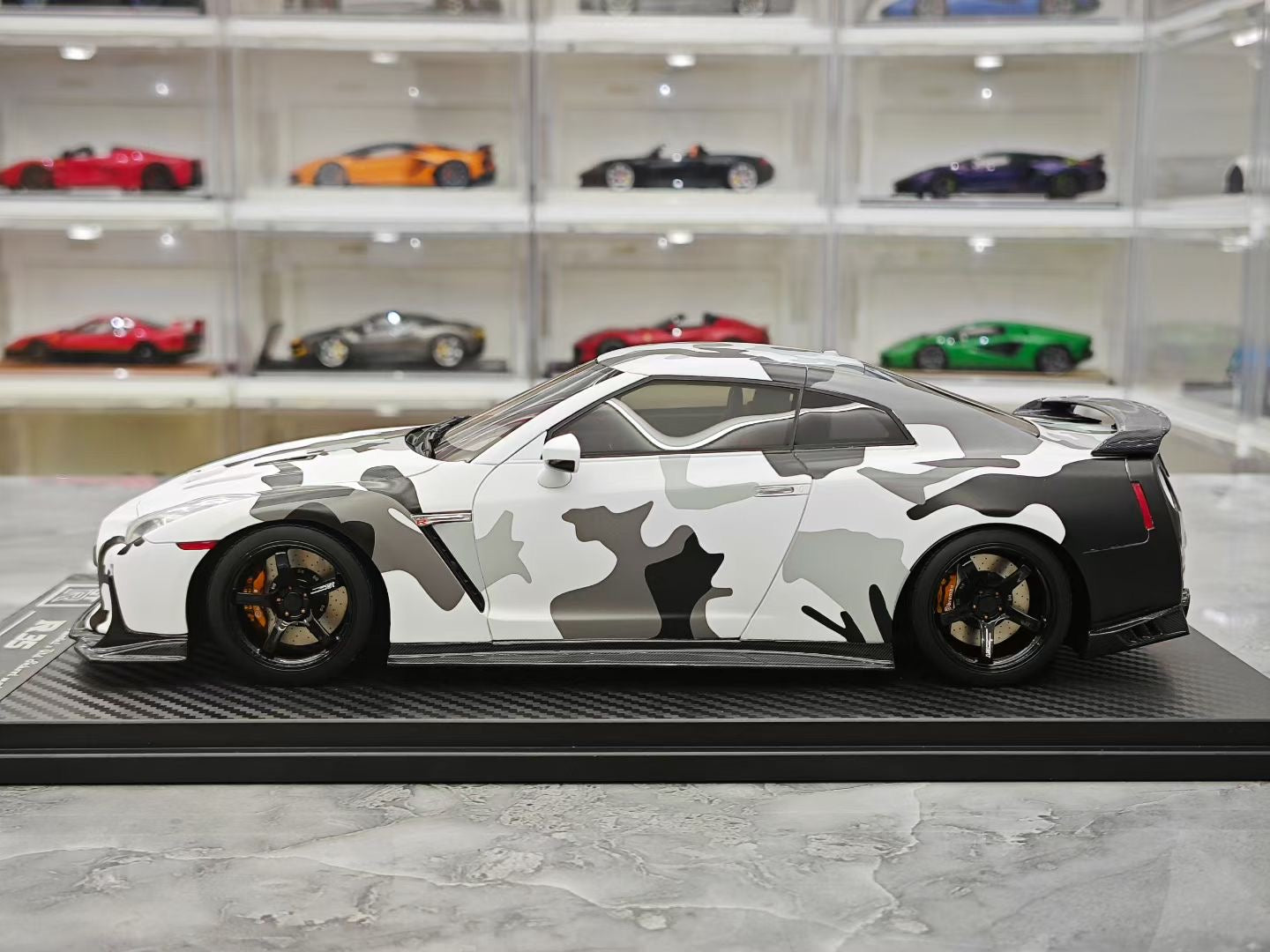 One model 1/18 Nissan GT-R R35