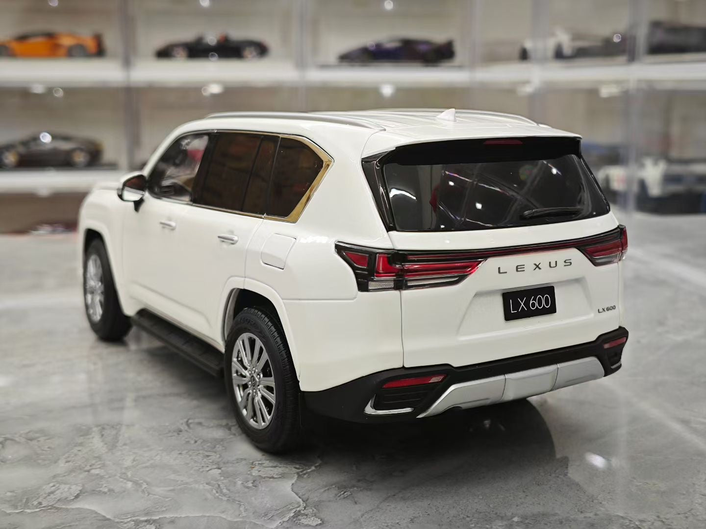 LCD 1/18 Lexus LX600 Alloy Fully Open