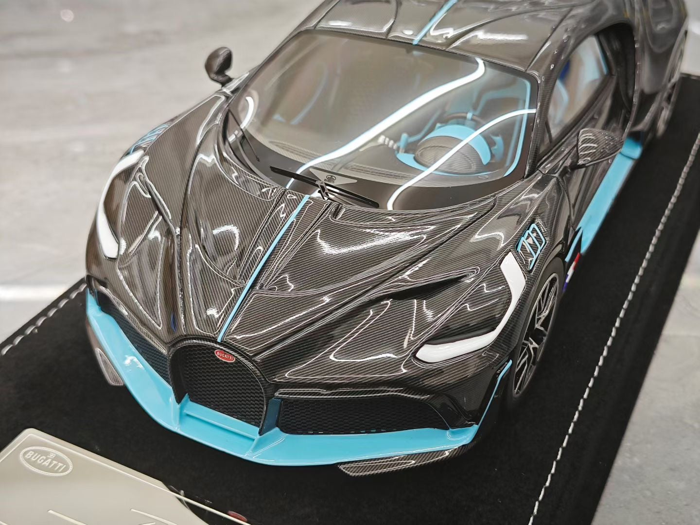 HH Model 1/18 Bugatti Divo Supercar