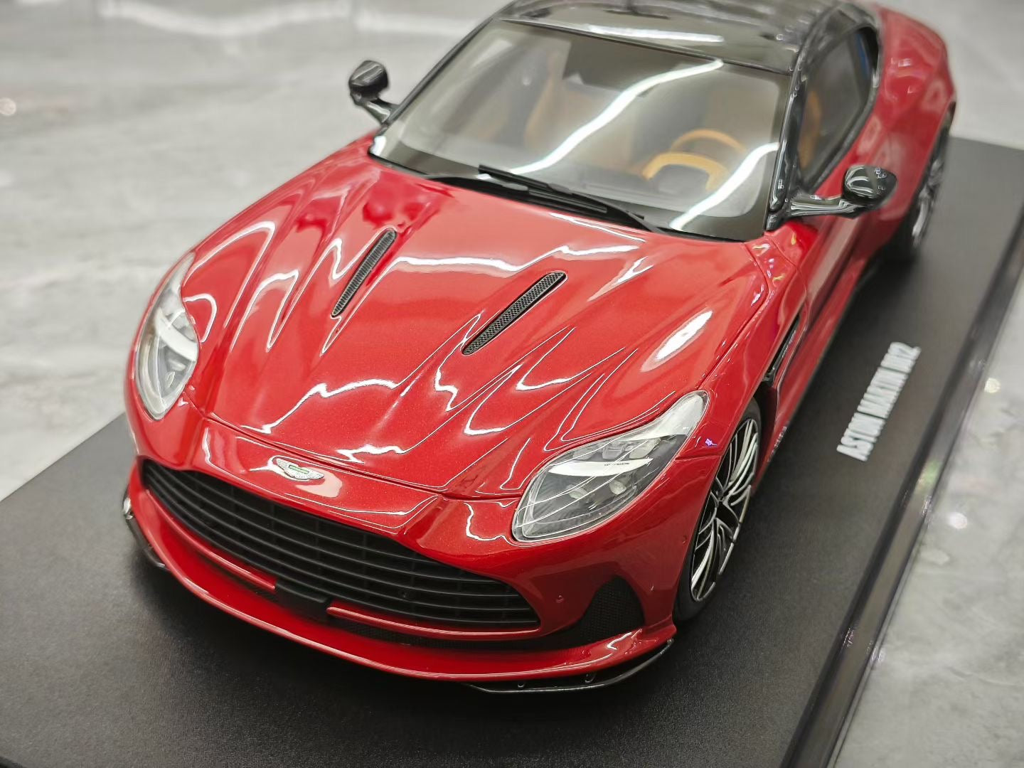 GT Spirit 1/18 Aston Martin DB12