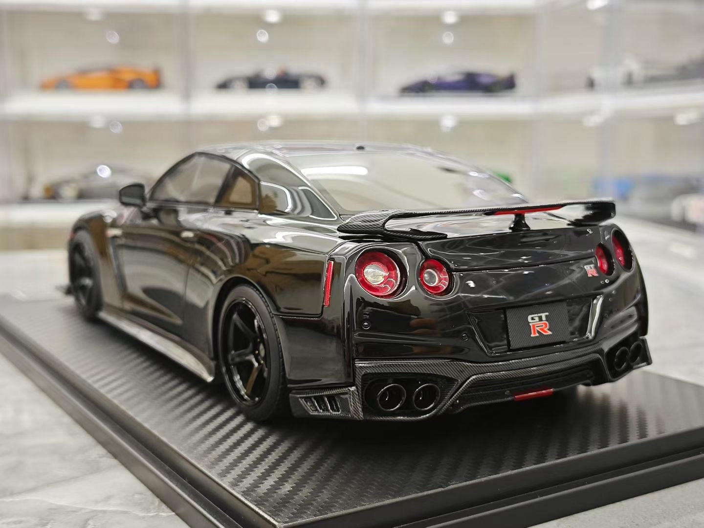 One model 1/18 Nissan GT-R R35