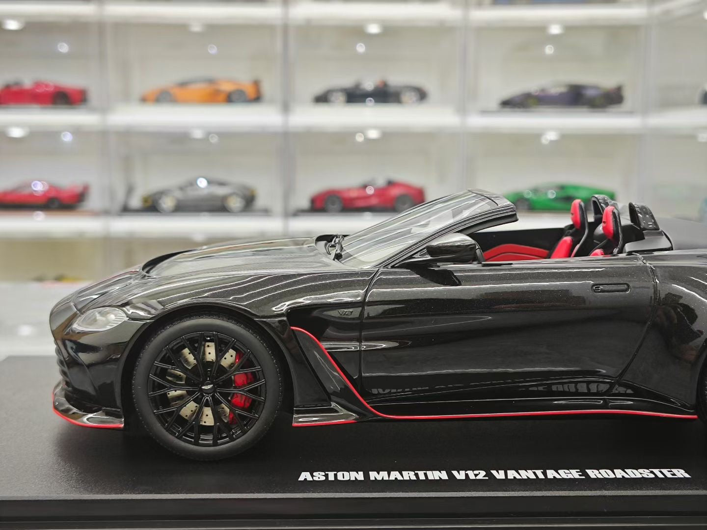 GT Spirit 1/18 Aston Martin V12