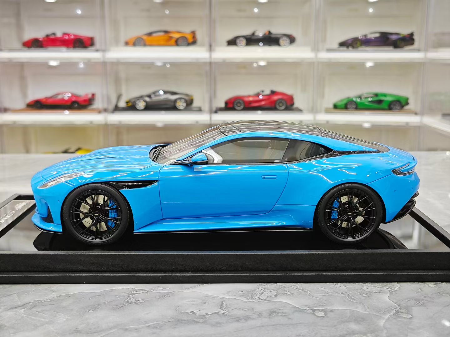 MH 1/18 Aston Martin DB12 COUPE