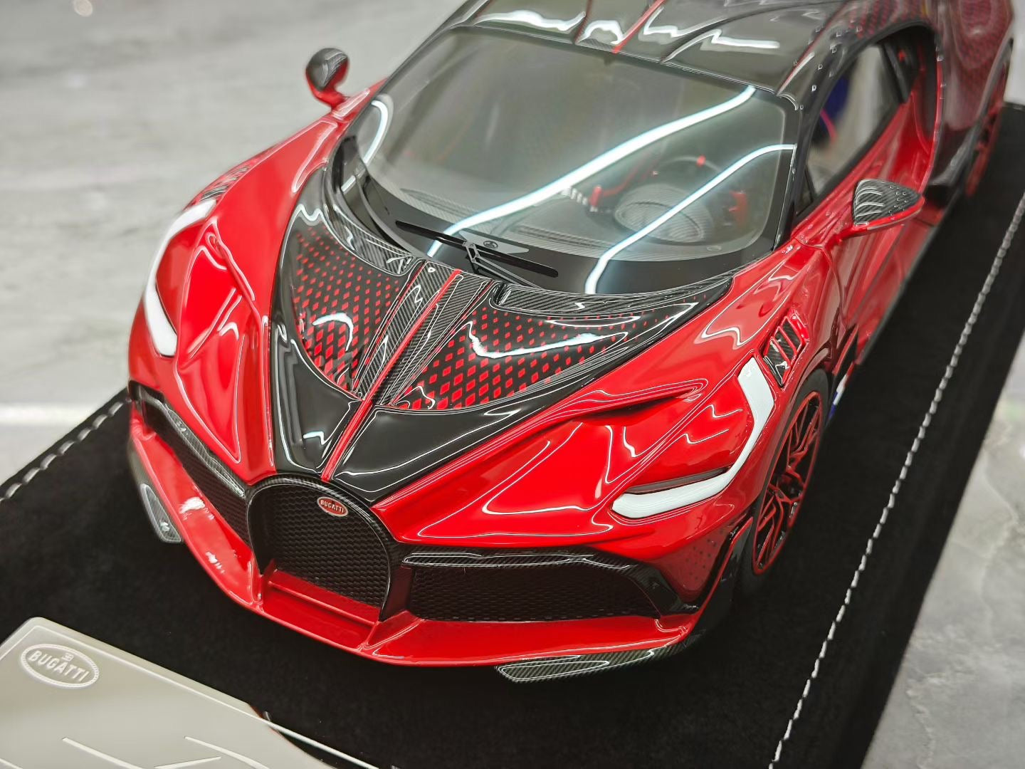 HH Model 1/18 Bugatti Divo Supercar