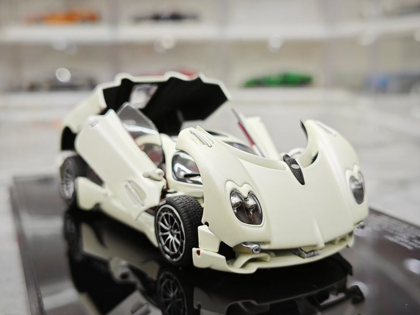 LCD 1/43 Pagani Utopia