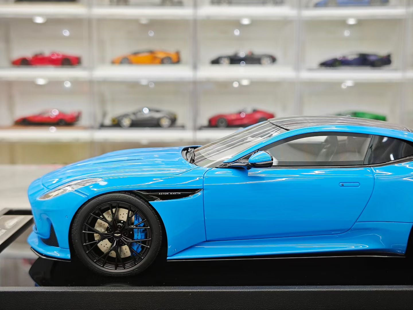 MH 1/18 Aston Martin DB12 COUPE
