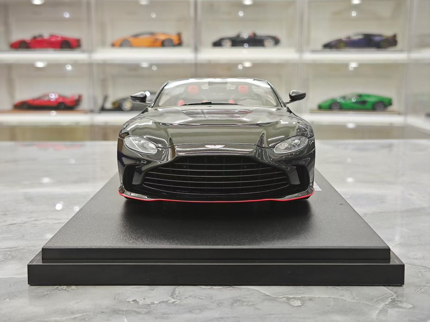 GT Spirit 1/18 Aston Martin V12