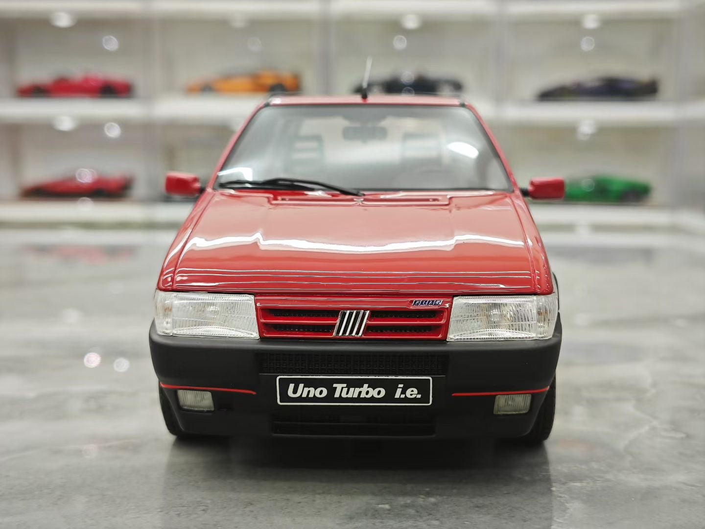 OTTO 1/18 Sofia FIAT UNO TURBO i.e