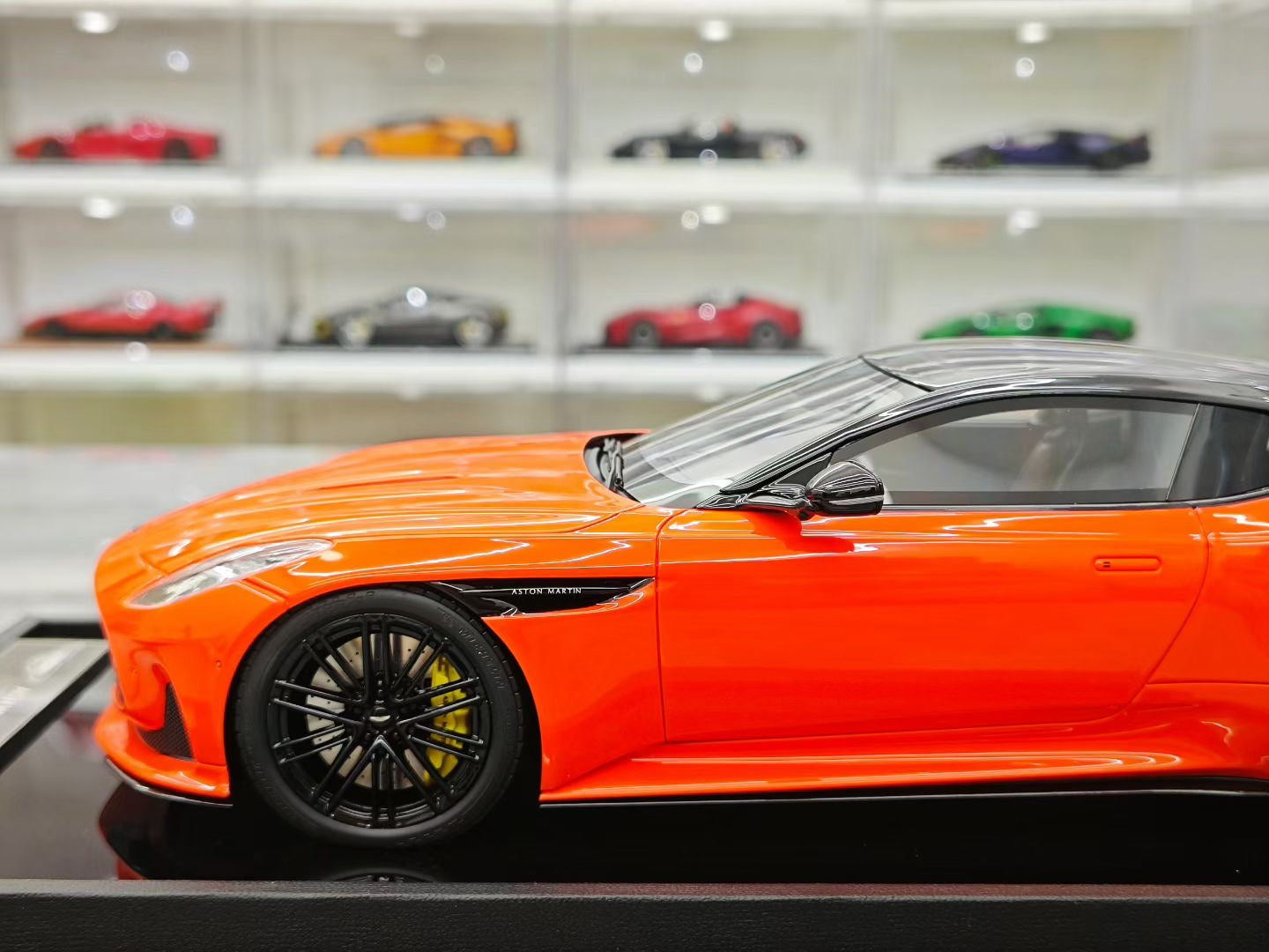 MH 1/18 Aston Martin DB12 COUPE