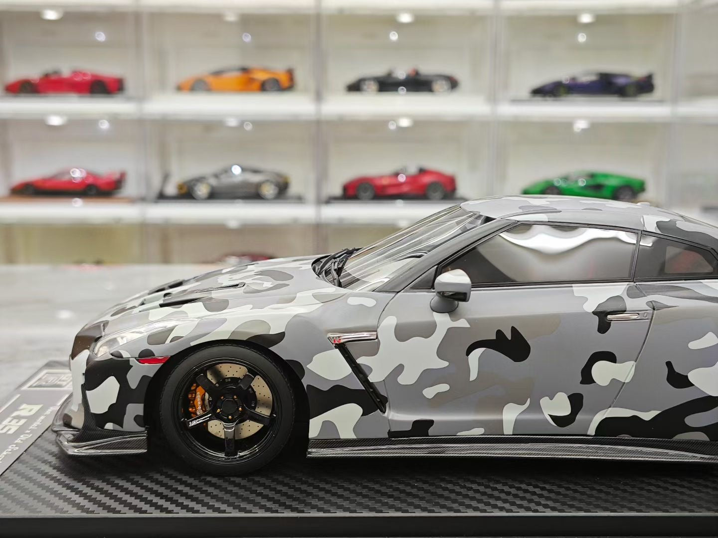 One model 1/18 Nissan GT-R R35