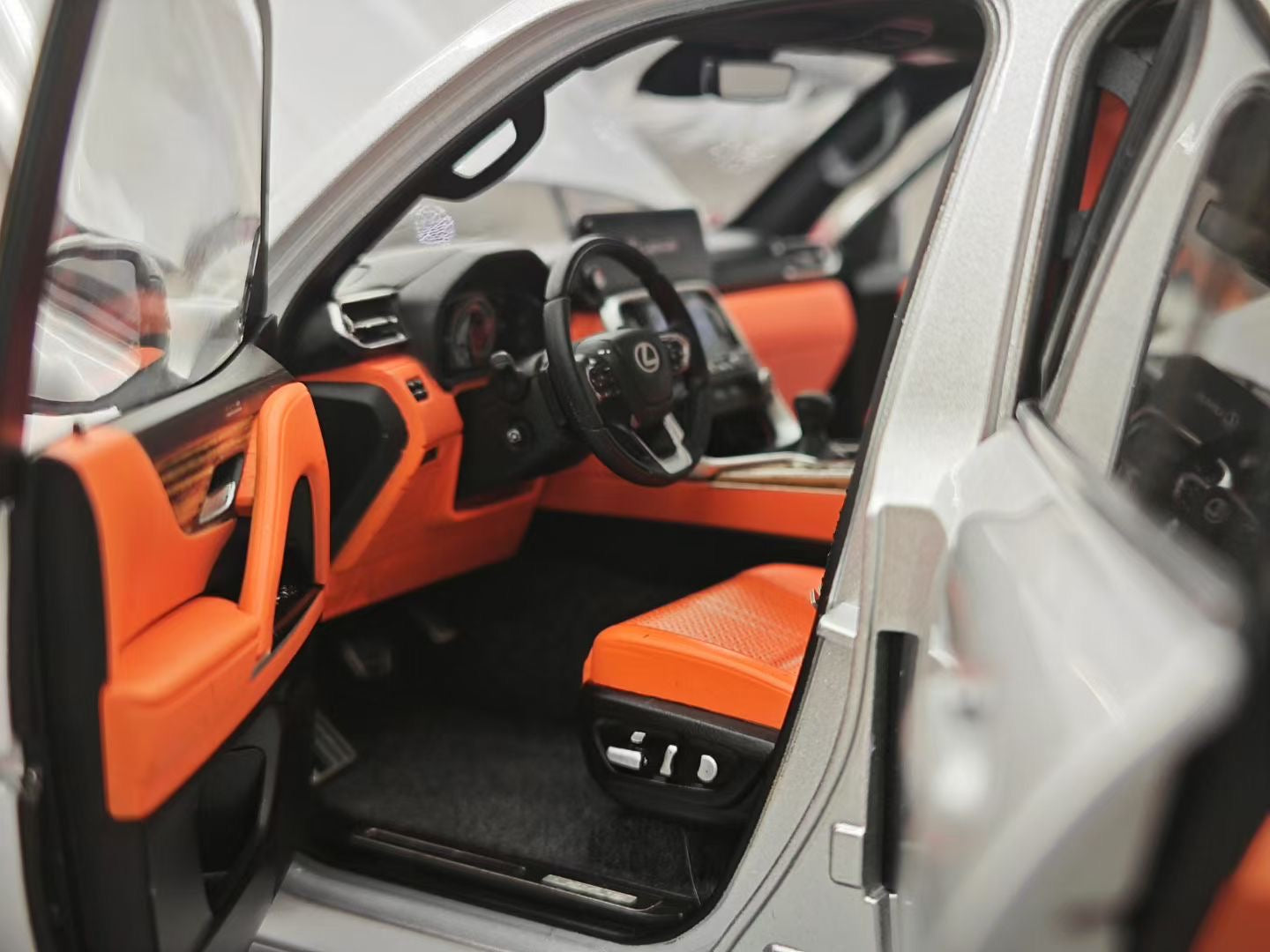 LCD 1/18 Lexus LX600 Alloy Fully Open