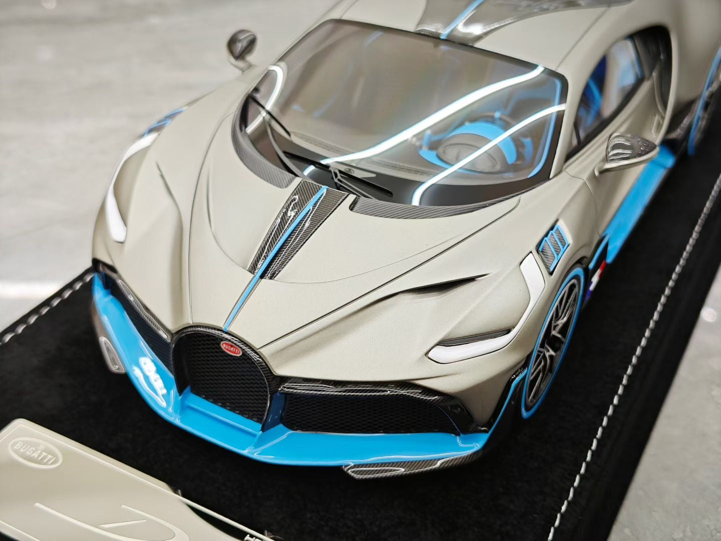 HH Model 1/18 Bugatti Divo Supercar