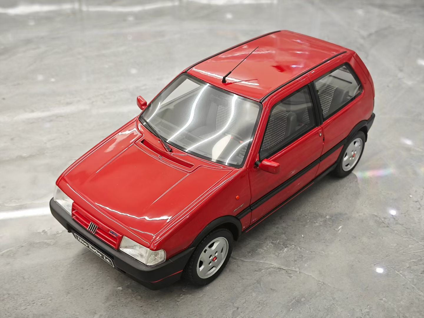 OTTO 1/18 Sofia FIAT UNO TURBO i.e