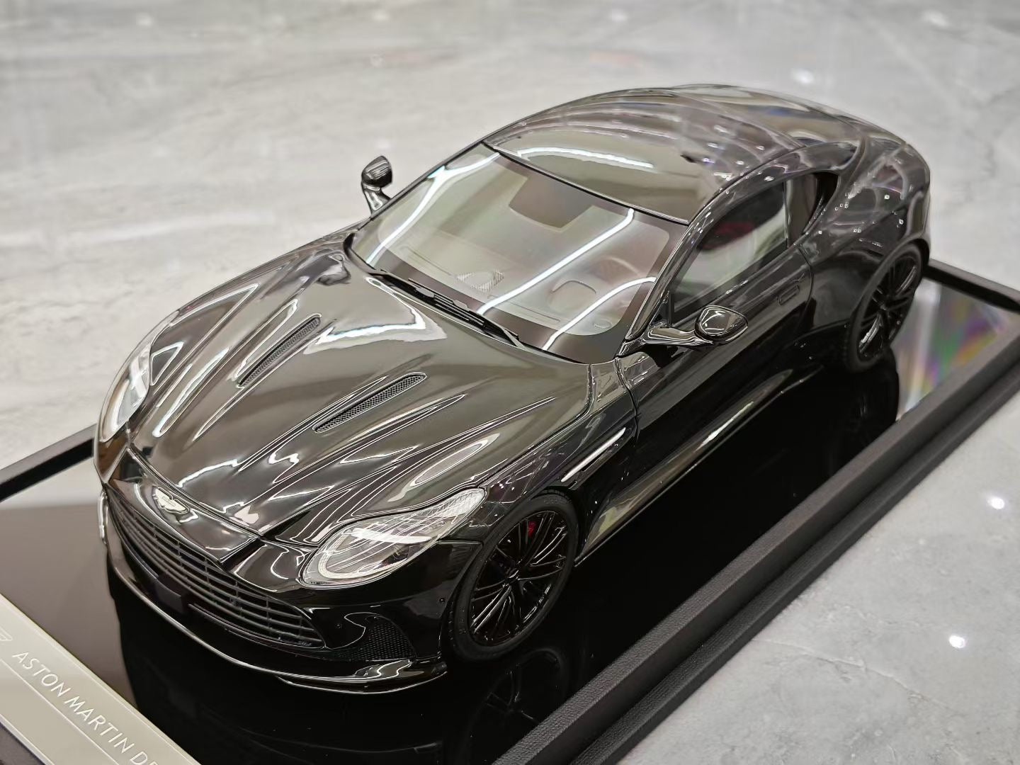 MH 1/18 Aston Martin DB12 COUPE