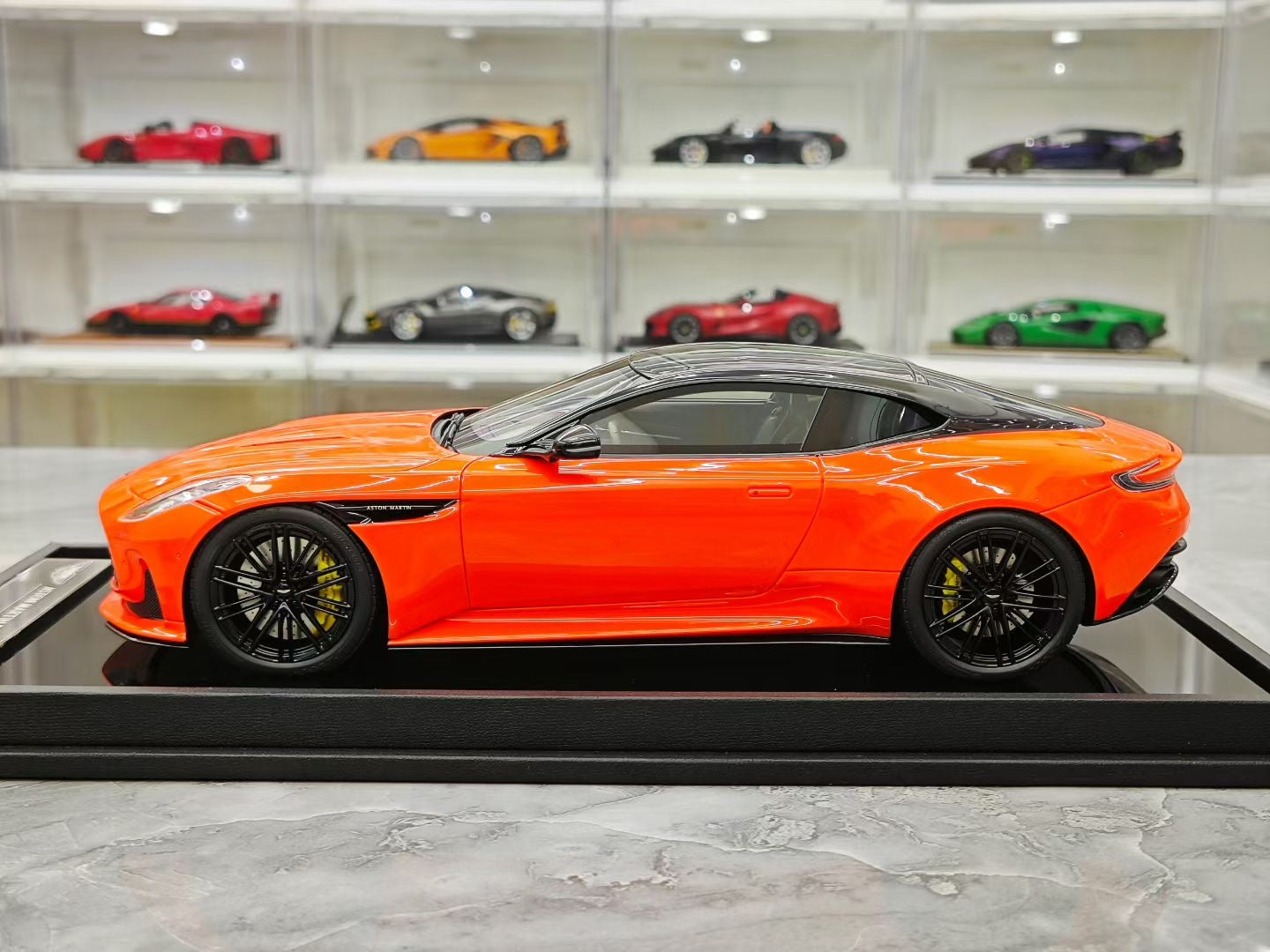 MH 1/18 Aston Martin DB12 COUPE