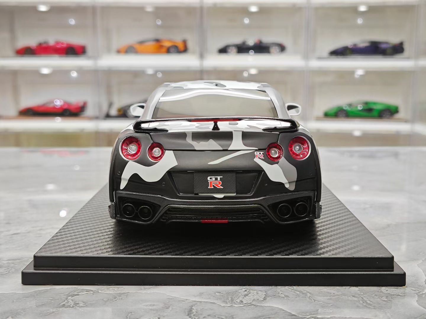 One model 1/18 Nissan GT-R R35