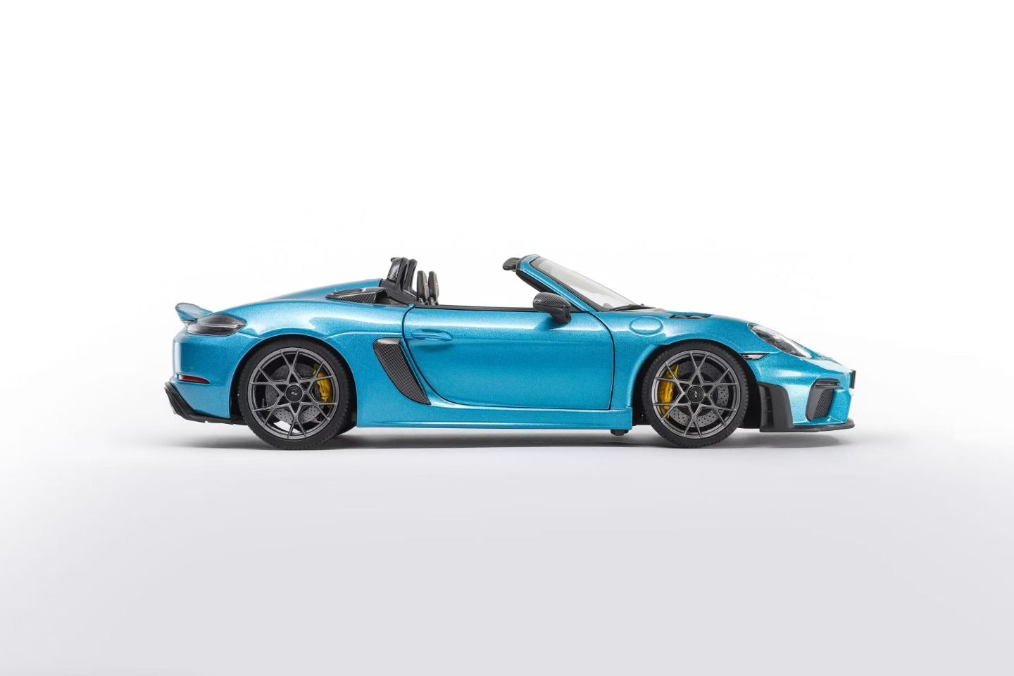 The Minichamps 1/18 Porsche 718 Sypder RS in Ipanema Blue is now available! Featuring numerous improvements over the standard model, the custom model comes in a gift box and is limited to just 300 units.