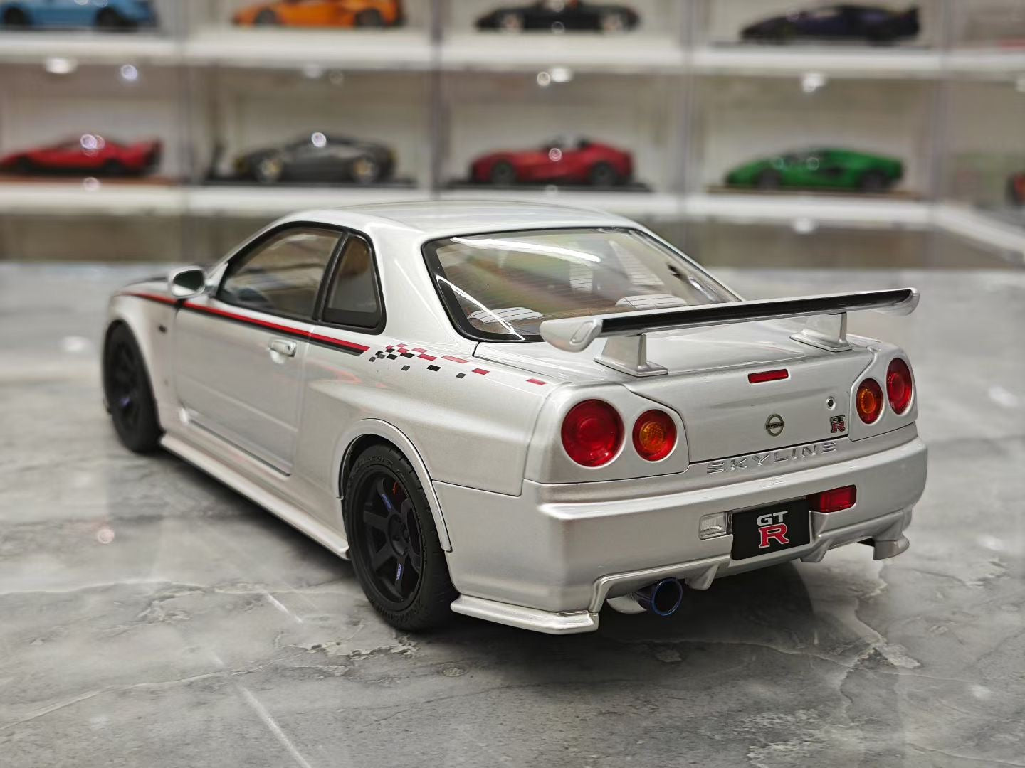 MOTORHELIX 1/18 Nissan GTR R34 Skyline