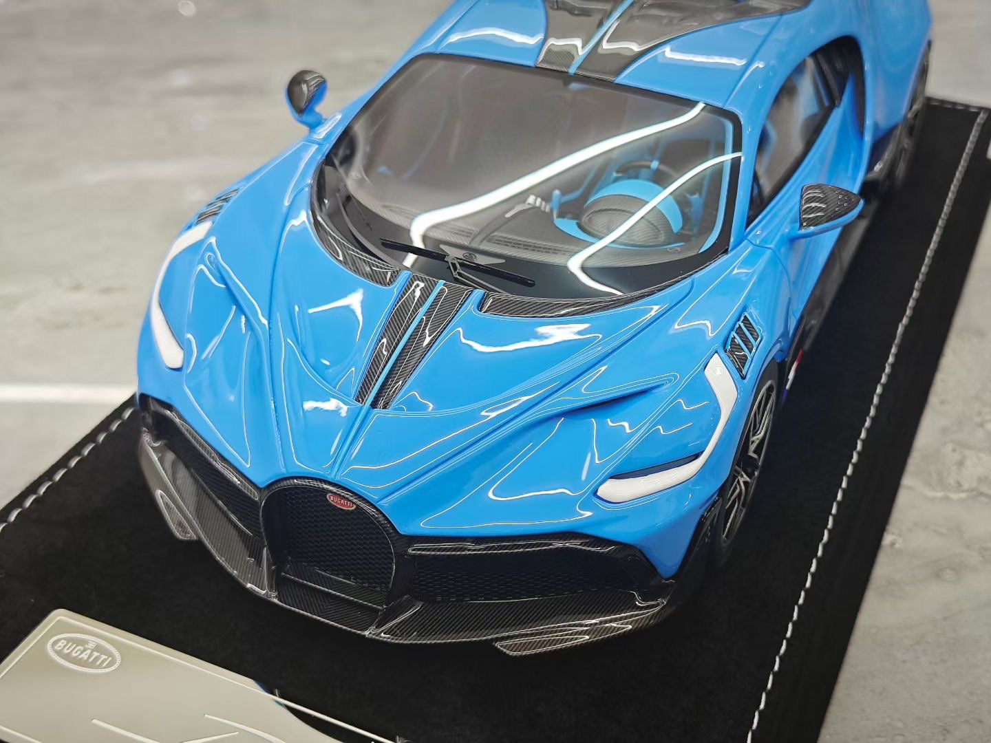 HH Model 1/18 Bugatti Divo Supercar