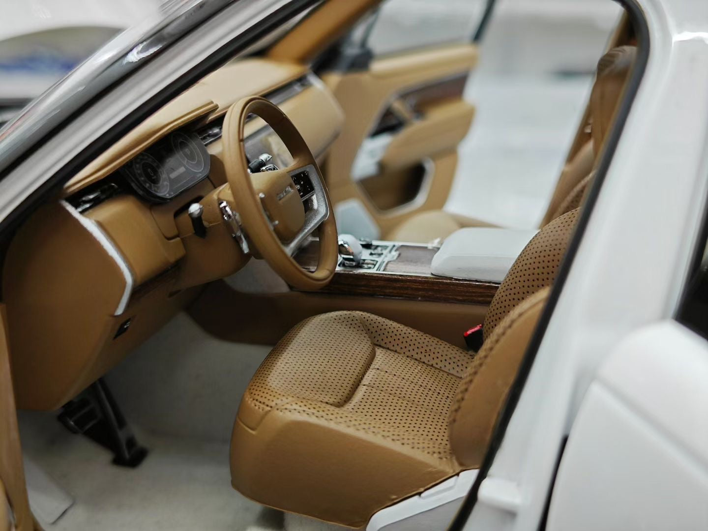 LCD 1/18 Land Rover Range Rover Grand Creation Long Wheelbase Edition