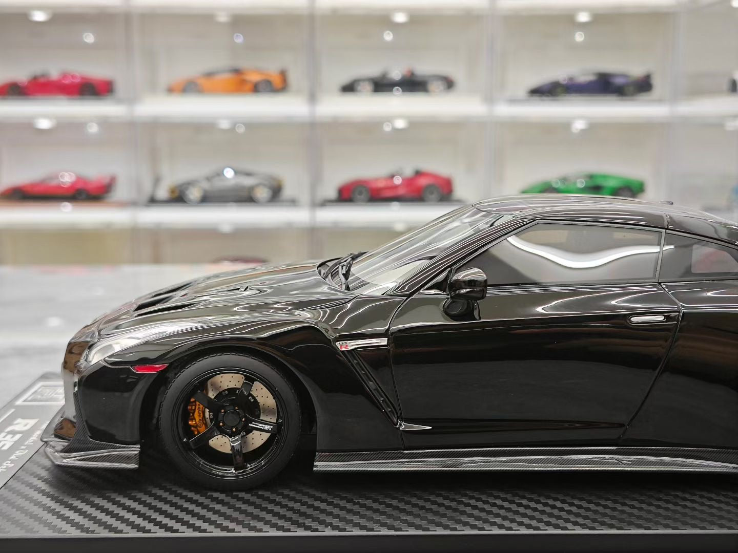 One model 1/18 Nissan GT-R R35