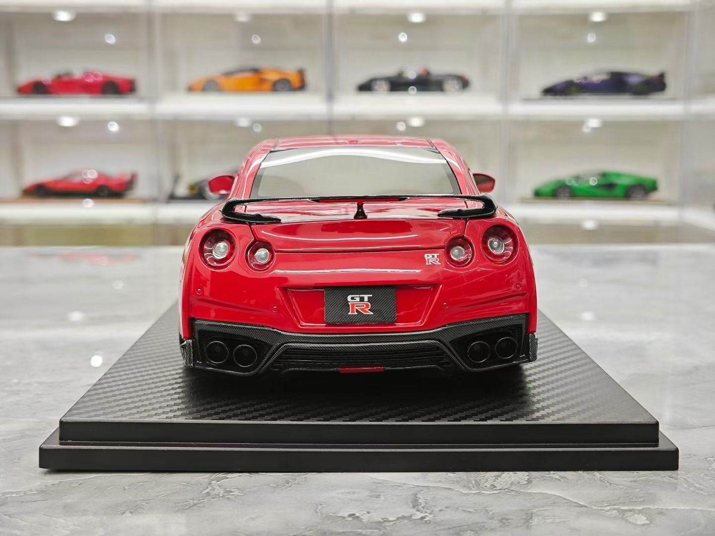 One model 1/18 Nissan GT-R R35