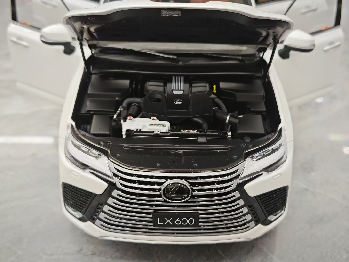 LCD 1/18 Lexus LX600 Alloy Fully Open