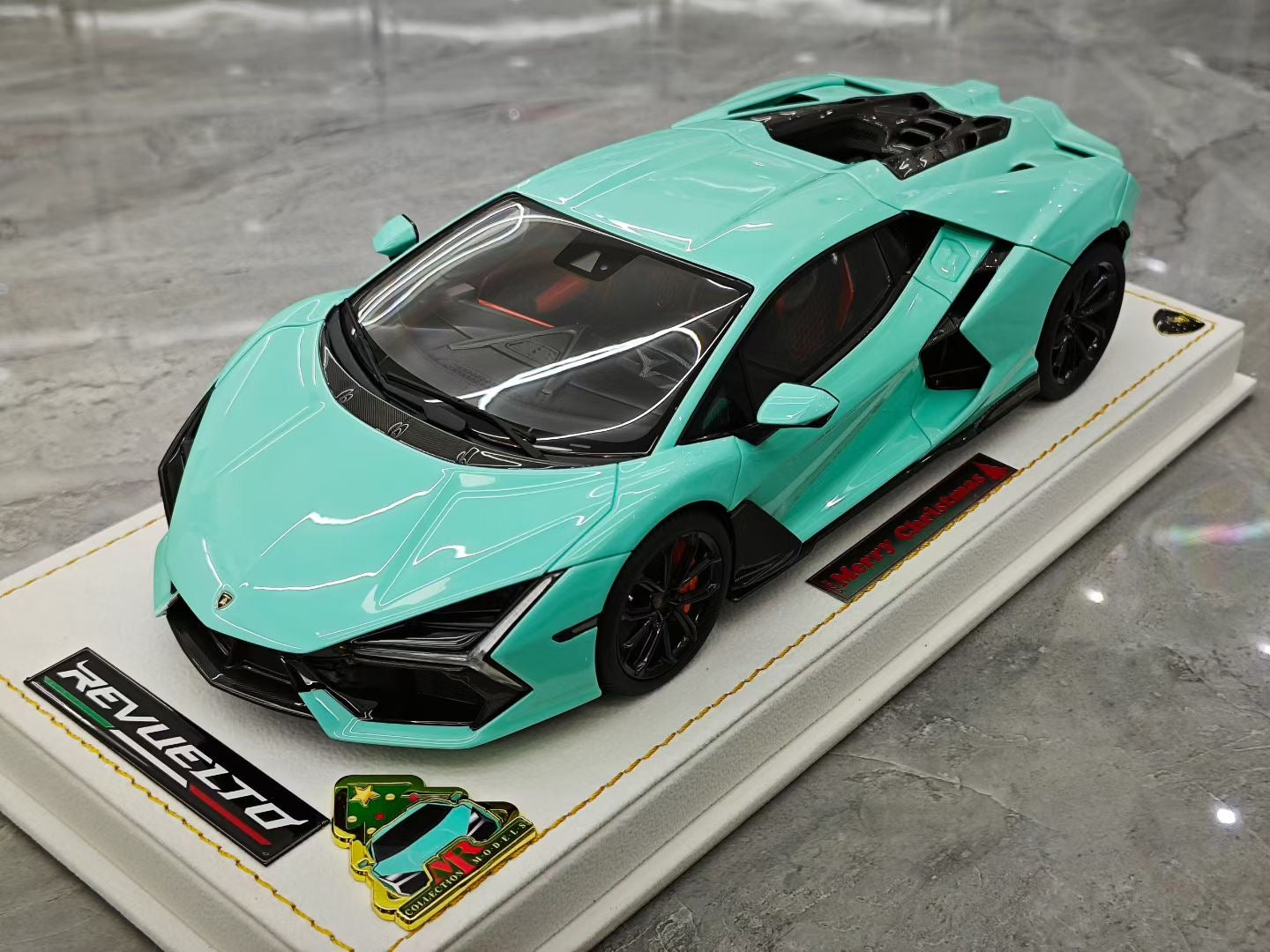 MR 1/18 Lamborghini Revuelto (Christmas Edition)