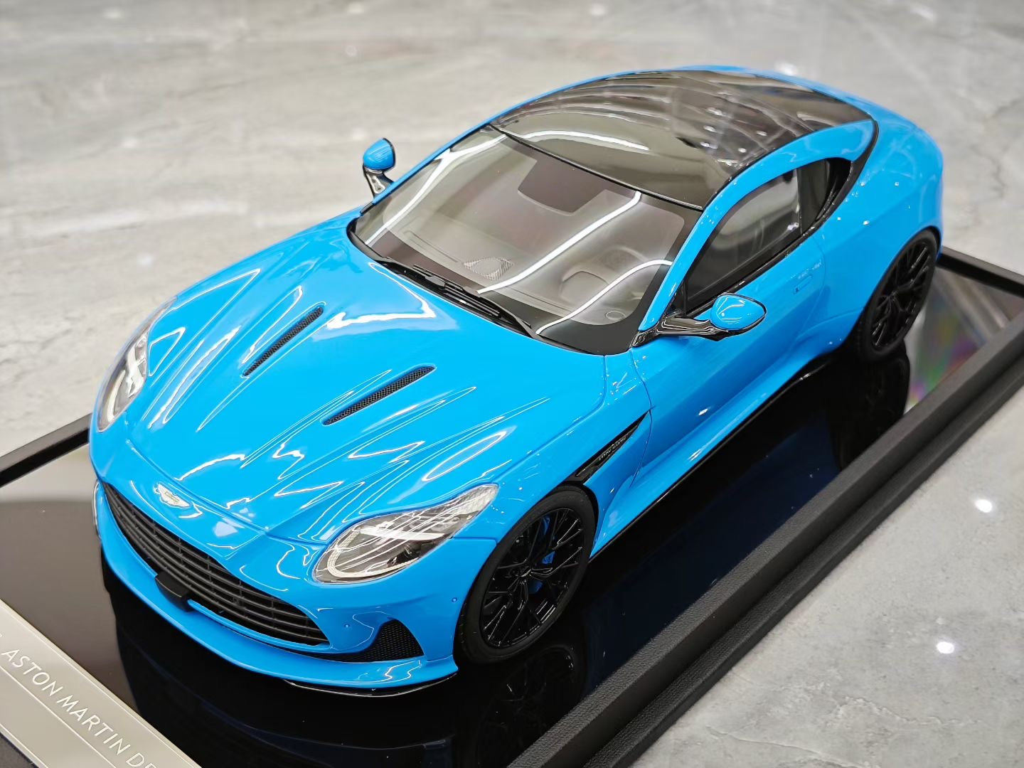 MH 1/18 Aston Martin DB12 COUPE