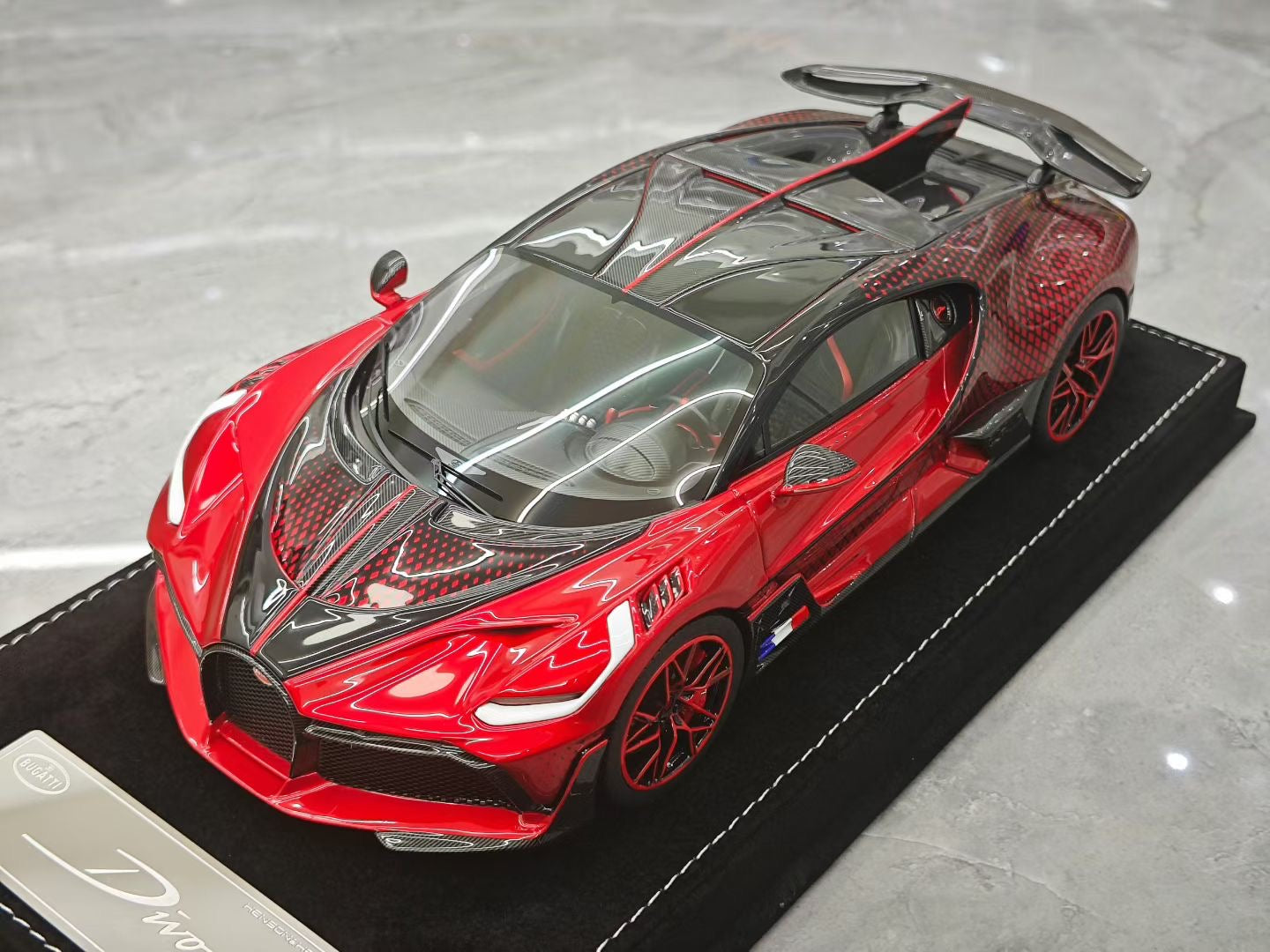 HH Model 1/18 Bugatti Divo Supercar