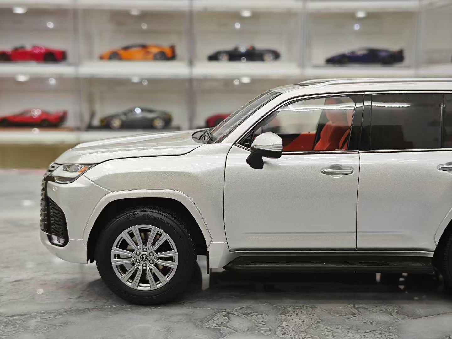 LCD 1/18 Lexus LX600 Alloy Fully Open