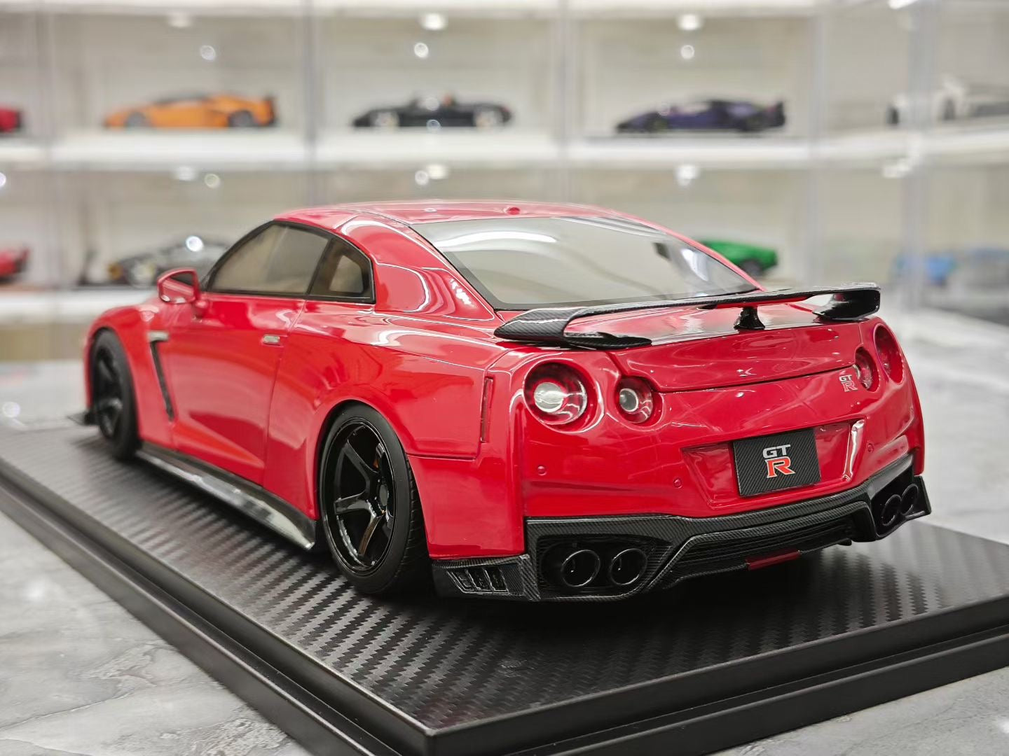 One model 1/18 Nissan GT-R R35