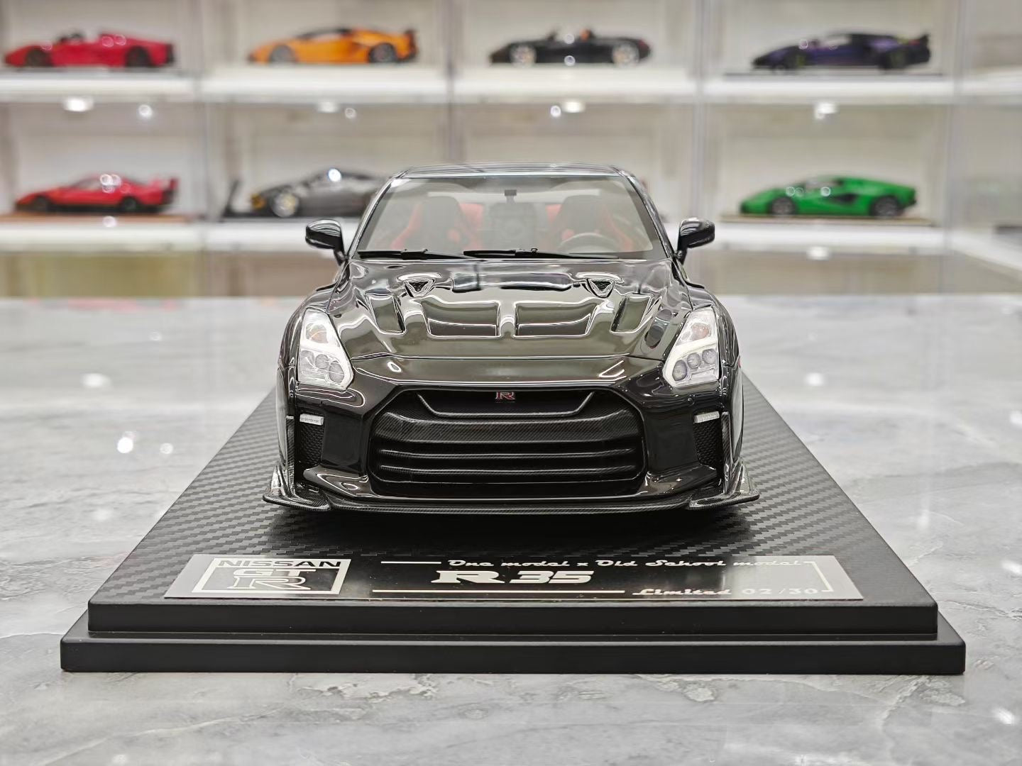 One model 1/18 Nissan GT-R R35