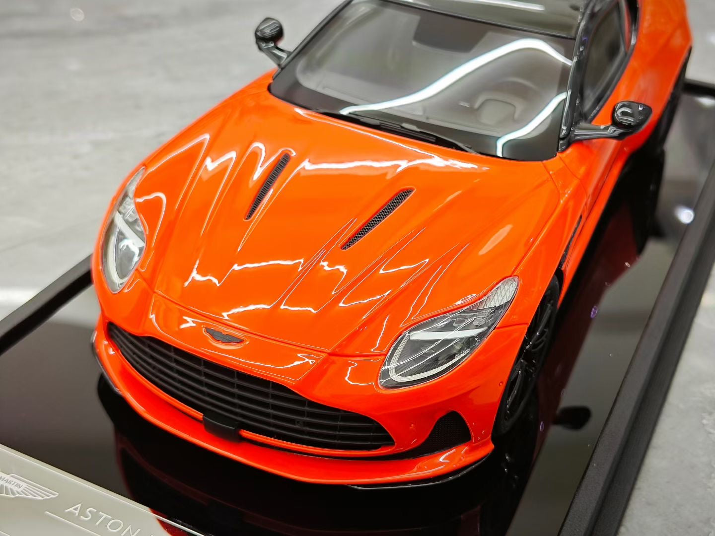 MH 1/18 Aston Martin DB12 COUPE