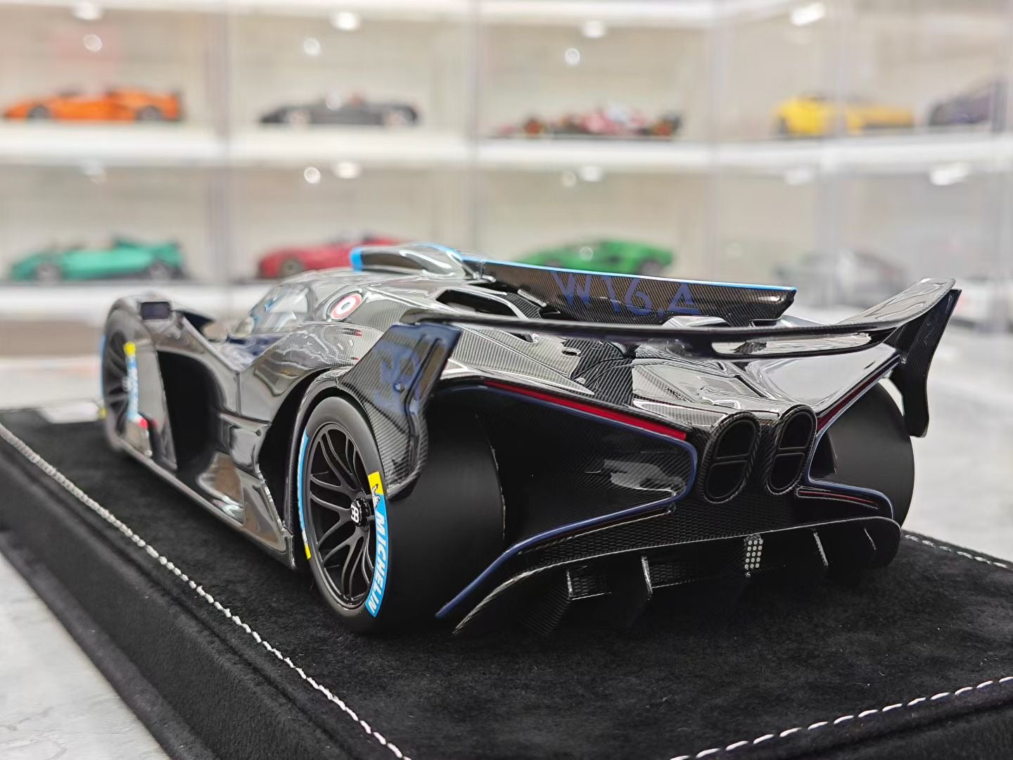 HH Model 1/18 Bugatti Bolide Fireball